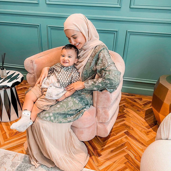 <p>Di Hari Raya Idul Fitri 2022, Ukkasya Muhammad Syahki, tak ketinggalan ikut berfoto bersama dengan sang ibunda, Zaskia Sungkar. (Foto: Instagram @zaskiasungkar15)</p>