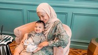 <p>Di Hari Raya Idul Fitri 2022, Ukkasya Muhammad Syahki, tak ketinggalan ikut berfoto bersama dengan sang ibunda, Zaskia Sungkar. (Foto: Instagram @zaskiasungkar15)</p>