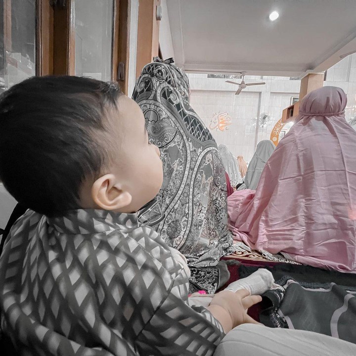 <p>Dalam salah satu foto terlihat Ukkasya Muhammad Syahki duduk di antara jemaah salat ied. (Foto: Instagram @zaskiasungkar15)</p>
