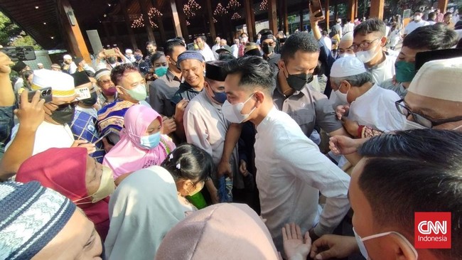 Ratusan warga antre mengucapkan selamat Lebaran kepada Wali Kota Solo Gibran Rakabuming Raka usai salat Id di halaman Balai Kota Solo, Senin (2/5).