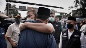 Anies Dipeluk Warga Saat Tinjau Lokasi Kebakaran Pasar Gembrong