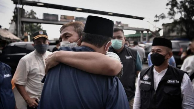 Gubernur DKI Jakarta Anies Baswedan meninjau kawasan Pasar Gembrong, Jakarta Timur yang kebakaran beberapa waktu lalu.