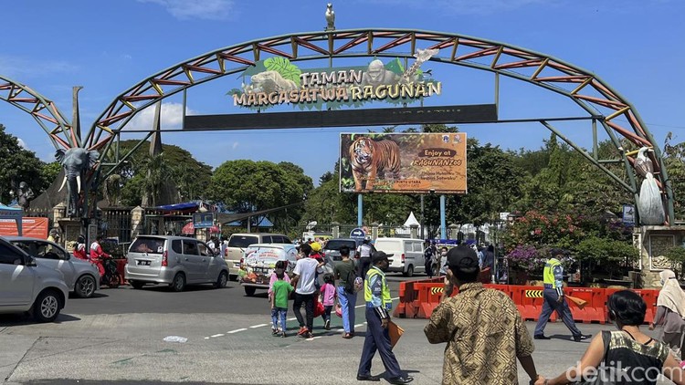 Sejumlah pengunjung beraktivitas di Kebun Binatang Ragunan, Jakarta, Selasa (3/5/2022). Memasuki libur hari raya Idul Fitri warga berbondong-bondong datangi Ragunan untuk berlibur.