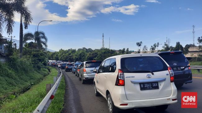 Libur Natal, Polisi Berlakukan One Way di Jalur Puncak Arah Jakarta Polisi memberlakukan one way di jalur Puncak arah Jakarta mulai Minggu siang hingga batas waktu yang belum ditentukan.