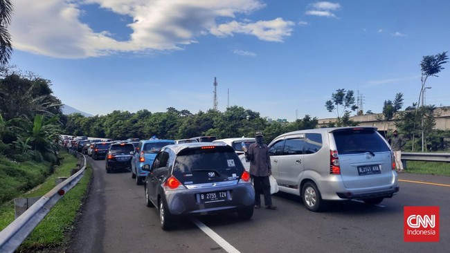 Polisi memutuskan untuk memberlakukan one way dari KM 188 Tol Palimanan hingga KM 72 tol Cikampek pada Kamis (5/5) mulai pukul 21.30 WIB.