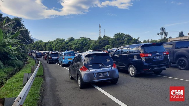 Kepolisian menerapkan ganjil genap di jalur Puncak, Bogor selama libur panjang pekan ini hingga Minggu mendatang (26/3).