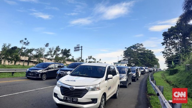 Polisi menerapkan sejumlah rekayasa lalu lintas di kawasan Puncak guna mengantisipasi kemacetan di saat libur panjang Iduladha. Ratusan personel dikerahkan.