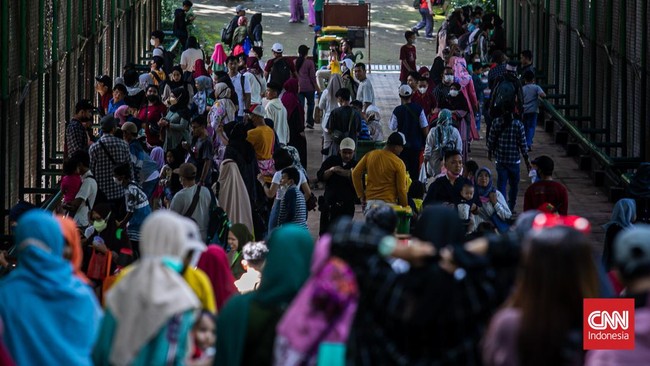 Taman Margasatwa Ragunan (TMR), Jakarta Selatan dibanjiri 22.785 pengunjung pada hari kedua lebaran 1443 Hijriah pada pukul 12.00 WIB, Selasa (3/5).