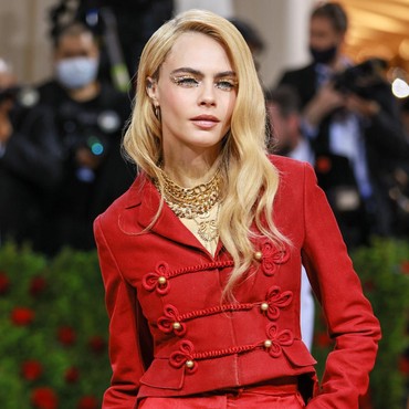 Jadi Manusia Emas, Cara Delevingne Tampil Topless di Met Gala 2022