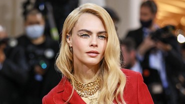 img-title Jadi Manusia Emas, Cara Delevingne Tampil Topless di Met Gala 2022