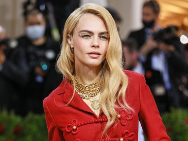 img-title Jadi Manusia Emas, Cara Delevingne Tampil Topless di Met Gala 2022