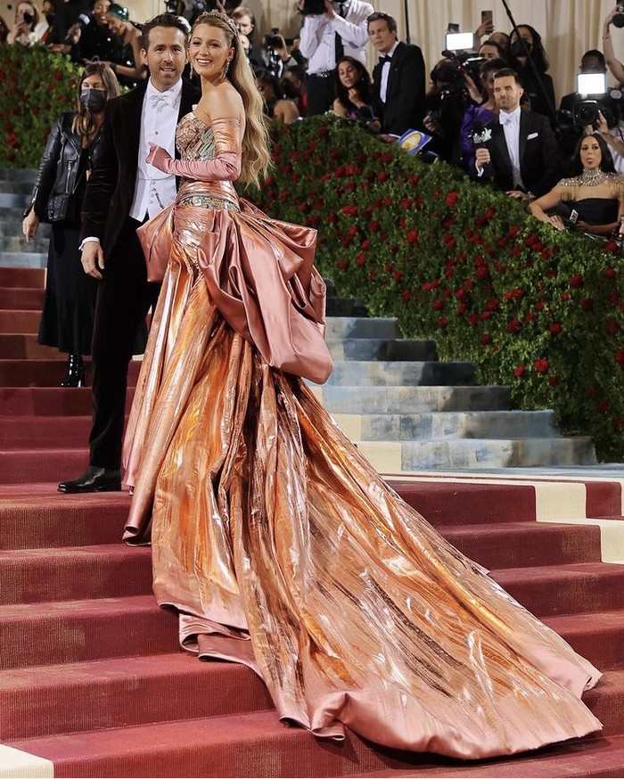Duo co-chairs sekaligus suami-istri Ryan Reynolds dan Blake Lively tampil memesona di red carpet. Blake berbalut gaun Versace mewah dan Ryan tuxedo dari Ralph Lauren. Foto: instagram.com/instylemagazine