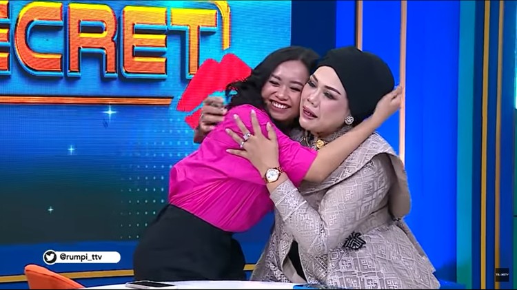 Elly Sugigi dan Ulfi Damayanti
