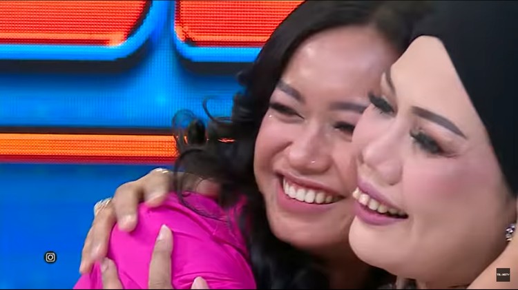Elly Sugigi dan Ulfi Damayanti