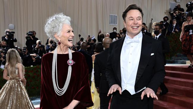 Elon Musk hadir di Met Gala 2022 dengan menggandeng ibunya, Maye Musk. 