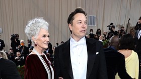 Maye Musk, Ibu Elon Musk Jadi Cover Girl Tertua Sport Illustrated