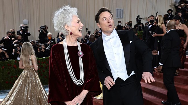 Ibunda dari Elon Musk, Maye Musk (74) legowo tidur di sebuah garasi saat mengunjungi anaknya di Texas.