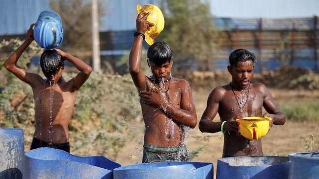 Staf KBRI di New Delhi memastikan bahwa cuaca 'neraka' di India yang mencapai 45 derajat Celsius tak berdampak signifikan terhadap WNI di sana.