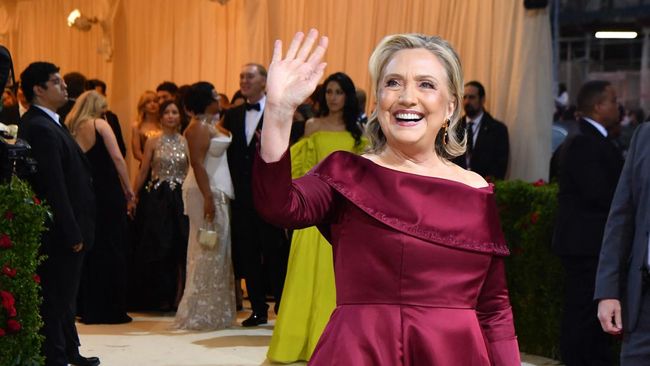 Eks Menlu AS Hillary Clinton kembali ke Met Gala pada Senin (2/5) malam usai terakhir kali datang di ajang mode bergengsi tersebut pada 2001.
