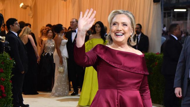 Hadiri Met Gala, Hillary Clinton Pakai Gaun Merah Bersulam Nama Tokoh Eks Menlu AS Hillary Clinton kembali ke Met Gala pada Senin (2/5) malam usai terakhir kali datang di ajang mode bergengsi tersebut pada 2001.