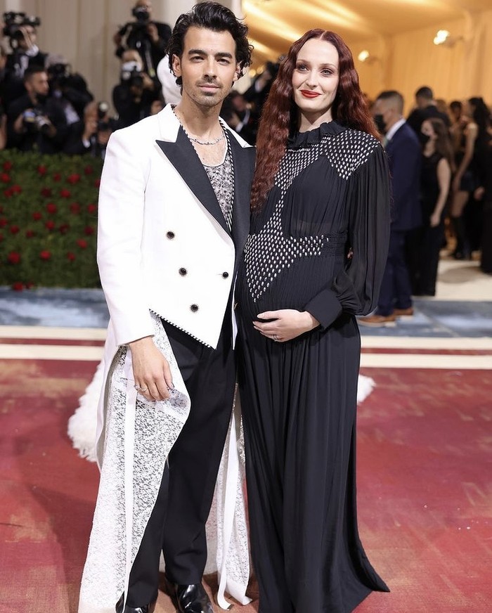 Joe Jonas dan Sophie Turner kompak mengenakan busana Louis Vuitton monokromatik. Foto: instagram.com/cosmopolitan