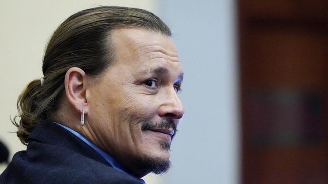 Staf keamanan Johnny Depp bersaksi melihat Amber Heard memukul sang aktor pada 2015.