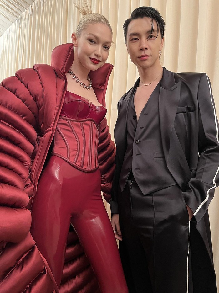 Johnny NCT kembali menuai perhatian fans saat dirinya berpose bersama supermodel Gigi Hadid. Keduanya terlihat menawan dengan gaya masing-masing, dengan perpaduan kontras di mana Johnny mengenakan all-black outfit, sementara Gigi mengenakan all-red outfit./ Foto: twitter.com/NCTsmtown