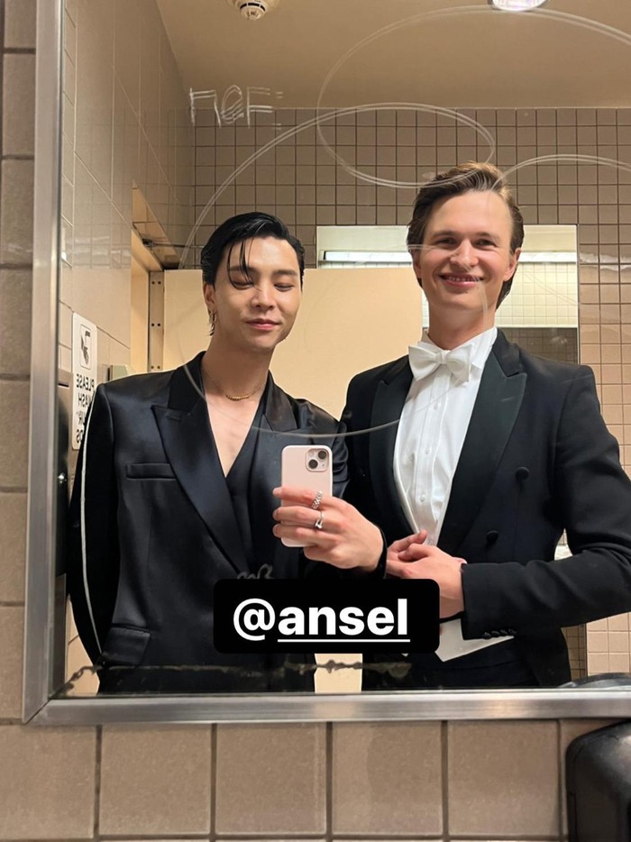 Sama-sama terlihat maskulin dan berkarisma, Johnny memamerkan mirror selfie-nya bersama aktor Ansel Elgort yang juga hadir di Met Gala 2022./ Foto: instagram.com/johnnyjsuh