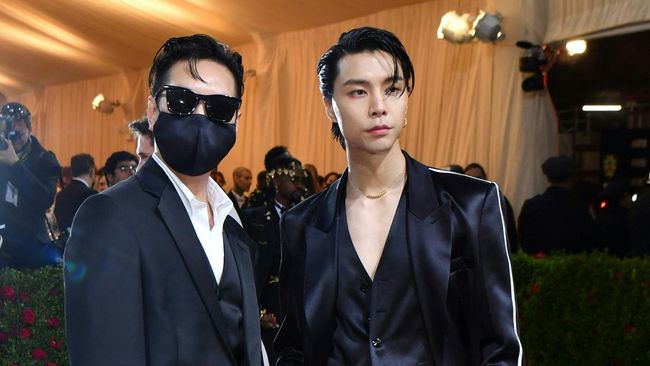 Fan menyambut meriah debut Johnny NCT di Met Gala 2022, New York, Amerika Serikat pada Senin (2/5).