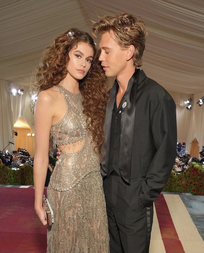 Kaia Gerber dan Austin Butler debut sebagai pasangan di red carpet Met Gala. Keduanya tampil memukau di mana Kaia mengenakan gaun fringe dari Alexander McQueen dan Austin Butler dalam tuxedo hitam Prada. Foto: instagram.com/cosmopolitan