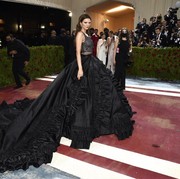Classy dan Sexy, Gaya Serba Hitam ala Kendall Jenner Ini Cerminan Scorpio Banget!