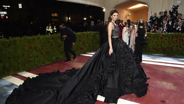 Classy dan Sexy, Gaya Serba Hitam ala Kendall Jenner Ini Cerminan Scorpio Banget! Classy dan Sexy, Gaya Serba Hitam ala Kendall Jenner Ini Cerminan Scorpio Banget!