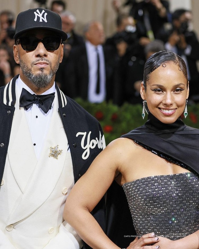 Koordinasi warna monokromatik dengan embellishment mewah tampak pada busana pasangan selebriti Alicia Keys & Swizz Beatz. Foto: instagram.com/ralphlauren