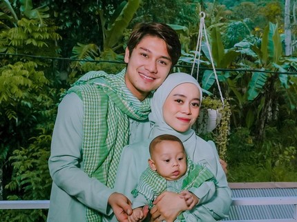 5 Potret Lebaran Rizky Billar dan Lesti Kejora, Kompak Serba Hijau Bareng Baby L