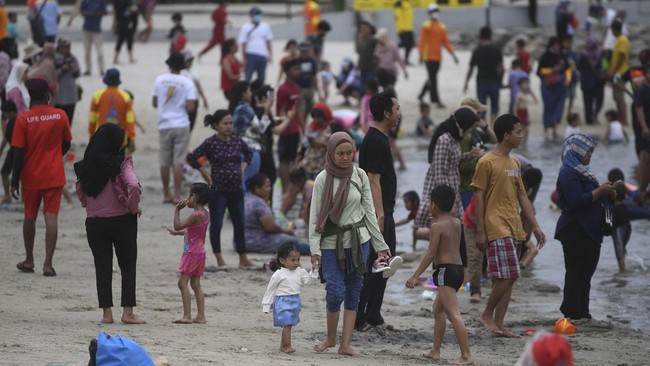 Sebanyak 27 ribu pengunjung memadati Taman Impian Jaya Ancol, Jakarta Utara pada momen libur Natal, Minggu (25/12) siang.
