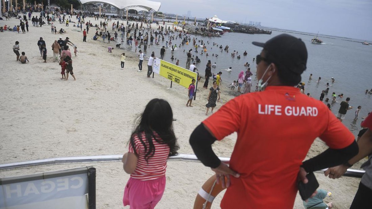 FOTO: Ramai Suasana Libur Lebaran di Pantai Ancol