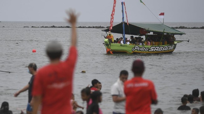 FOTO: Ramai Suasana Libur Lebaran di Pantai Ancol