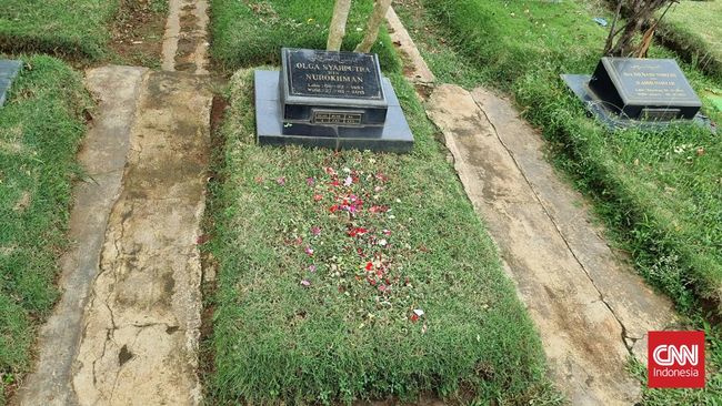 Pusara artis Olga Syahputra yang terletak di TPU Malaka, Jakarta Timur, masih rutin disambangi para penggemar termasuk saat lebaran.