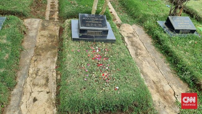 Makam Olga Syahputra dan Cerita Fans yang Rutin Ziarah