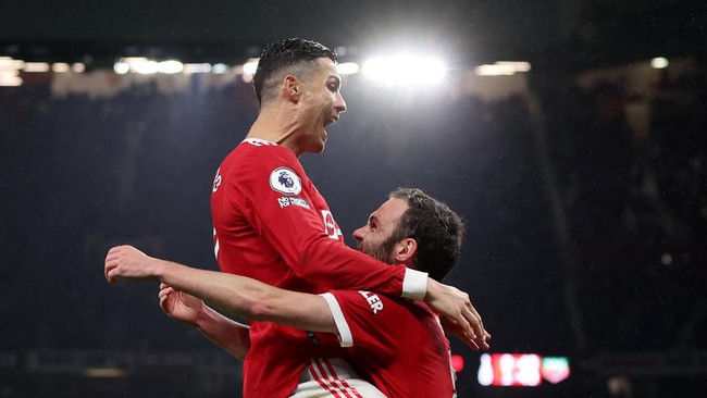Legenda Manchester United, Rio Ferdinand yakin Cristiano Ronaldo bertahan di 'Setan Merah' musim depan.