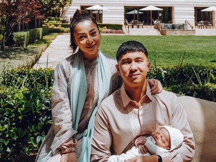7 Potret Lebaran Pertama Nikita Willy dengan Baby Izz, Rayakan di Amerika Bun