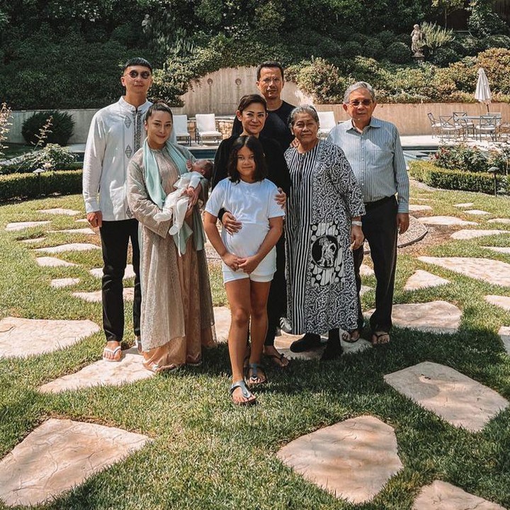 <p>Selain orang tua, Nikita dan Indra juga membagikan potret mereka bersama kerabat lainnya. Wah, meski di luar negeri tapi bersama keluarga pasti rasanya seperti di rumah ya, Bunda! (Foto: instagram @nikitawillyofficial94)</p>