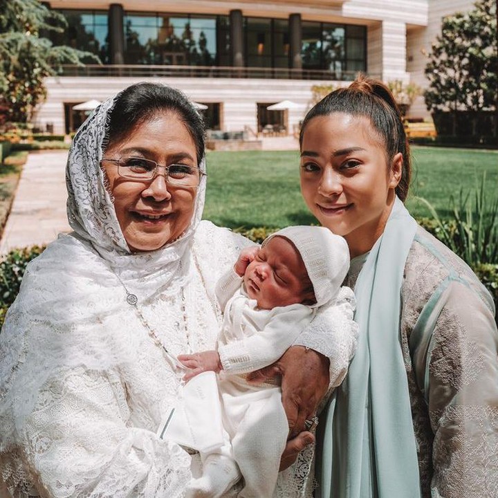 <p>Belum diketahui sampai kapan Nikita Willy, Indra, dan anak mereka akan menetap di Amerika. Kita doakan saja di manapun berada, keluarga mereka tetap sehat dan bahagia ya, Bunda! (Foto: instagram @nikitawillyofficial94)</p>