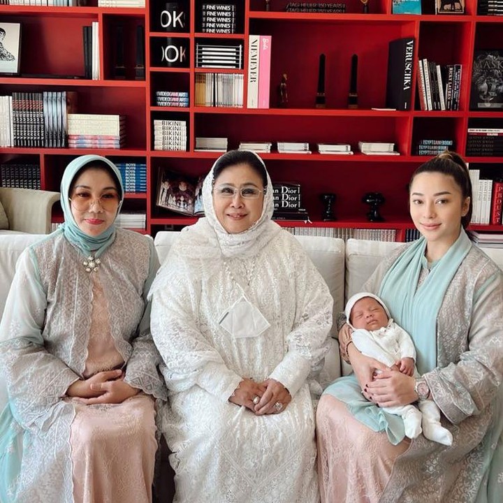 <p>Nikita Willy merayakan Hari Raya Idul Fitri di Amerika. Nikita nampak menggendong anaknya, Izza Xander. Di sampingnya nampak sang mertua dan ibundanya. (Foto: instagram @nikitawillyofficial94)</p>
