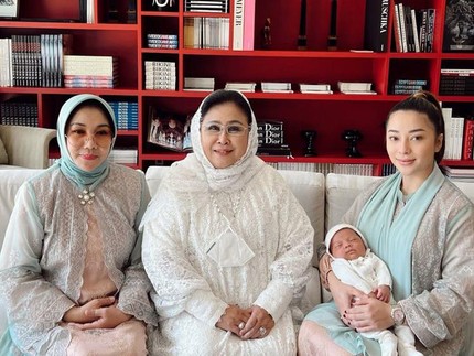 7 Potret Nikita Willy Lebaran di Amerika, Bergaya Sederhana Gendong Baby Izz
