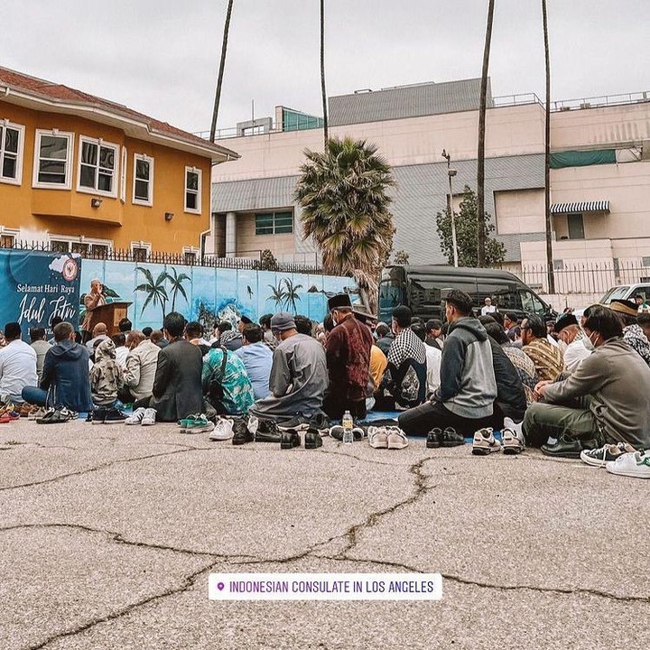 <p>Setelah melahirkan anak pertama mereka, Nikita Willy & Indra Priawan masih menetap di Amerika. Keluarga kecil ini pun merayakan Idul Fitri pertama bersama anak mereka di sana, seperti yang terlihat pada foto yang diunggah Indra di momen salat Id. (Foto: instagram @nikitawillyofficial94)</p>