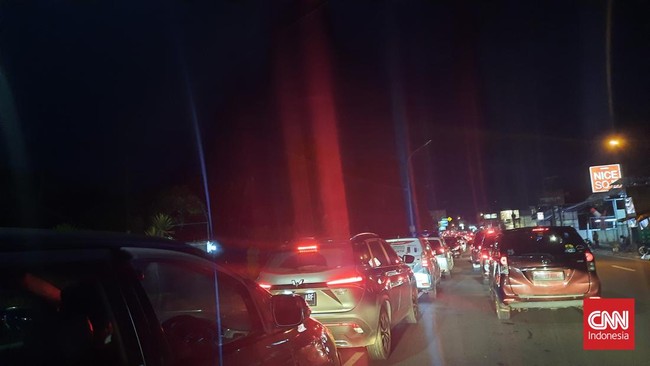 Sebab arus lalin menuju arah Bogor masih tinggi, pemberlakuan sistem satu arah masih diterapkan Polres Cianjur dengan batas waktu belum dapat ditentukan.