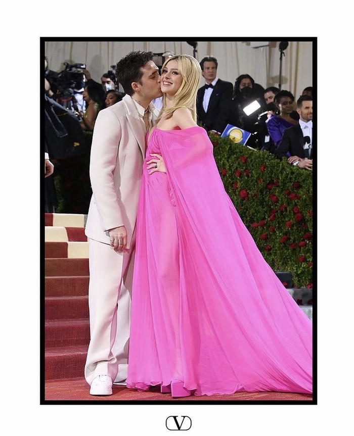 Pasangan muda yang baru saja menikah bulan April 2022 lalu mesra di red carpet Met Gala 2022. Brooklyn Beckham dan Nicola Peltz Beckham berbusana Valentino dengan warna kontras nan mencolok. Foto: instagram.com/maisonvalentino