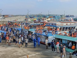 Pelabuhan Muara Angke Dipadati Warga yang Berlibur ke Kepulauan Seribu