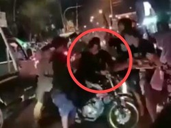 Viral Biker di Jombang Dikeroyok Gegara Tabrak Gunungan Takbir Keliling